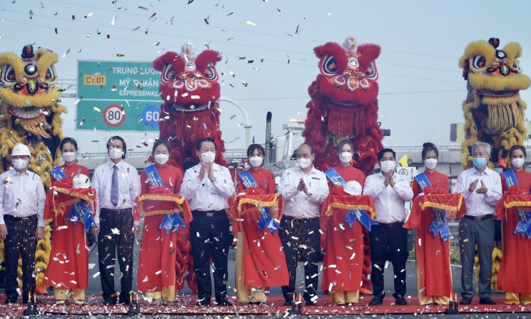 Chủ tịch nước Nguyễn Xuân Phúc tham dự và cắt băng khánh thành, thông xe kỹ thuật cao tốc Trung Lương - Mỹ Thuận, vào sáng 19/01/2022.