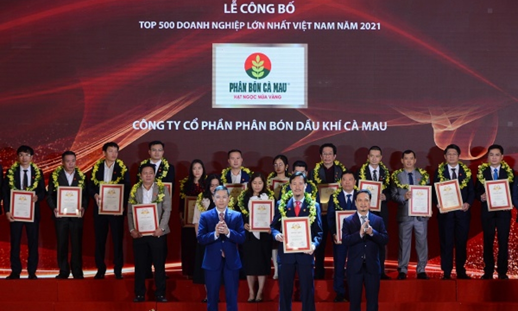 Đại diện Phân bón Cà Mau nhận chứng nhận Top 500 doanh nghiệp lớn nhất Việt Nam năm 2021.