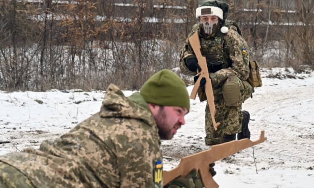 Binh sỹ Ukraine trong một cuộc tập trận gần Kiev tháng 12/2021 - Ảnh: Getty/CNBC.