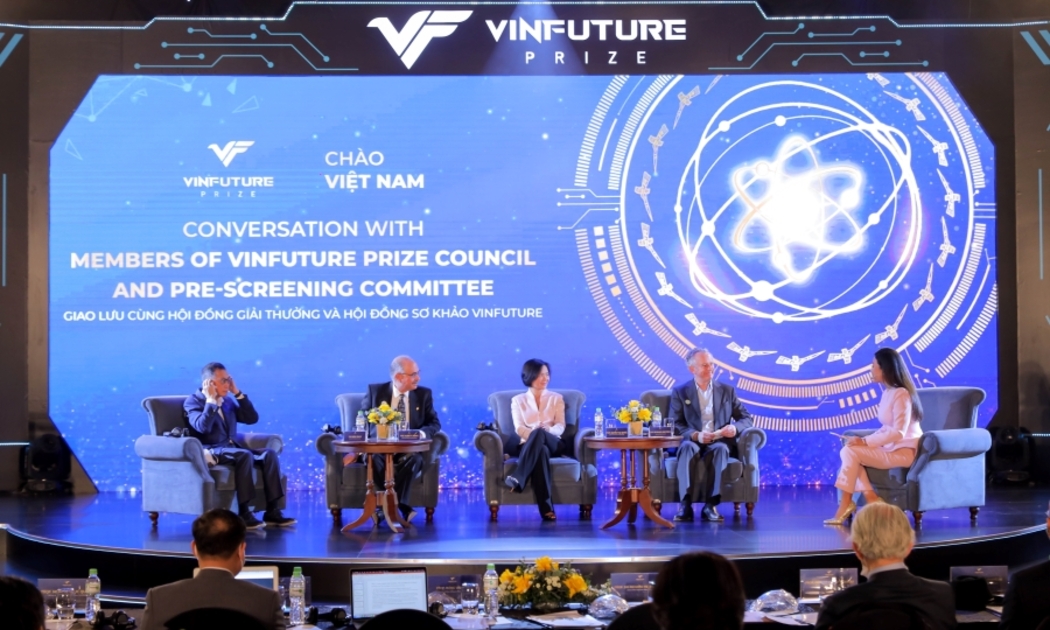 Các Giáo sư trong Hội đồng giải thưởng và Hội đồng sơ khảo VinFuture giao lưu sáng ngày 18/1.