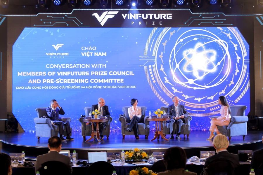 Các Giáo sư trong Hội đồng giải thưởng và Hội đồng sơ khảo VinFuture giao lưu sáng ngày 18/1.