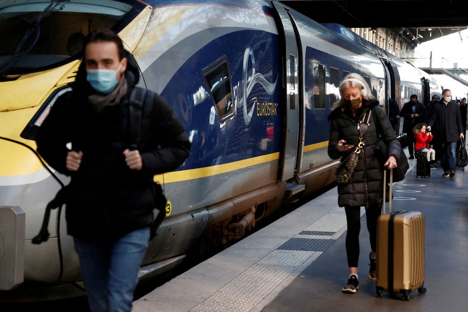 Hành khách đến nhà ga Eurostar tại ga xe lửa Gare du Nord, sau khi Pháp nới lỏng  hạn chế đi lại cho du khách từ Anh, ngày 14/1/2022 - Ảnh: Reuters