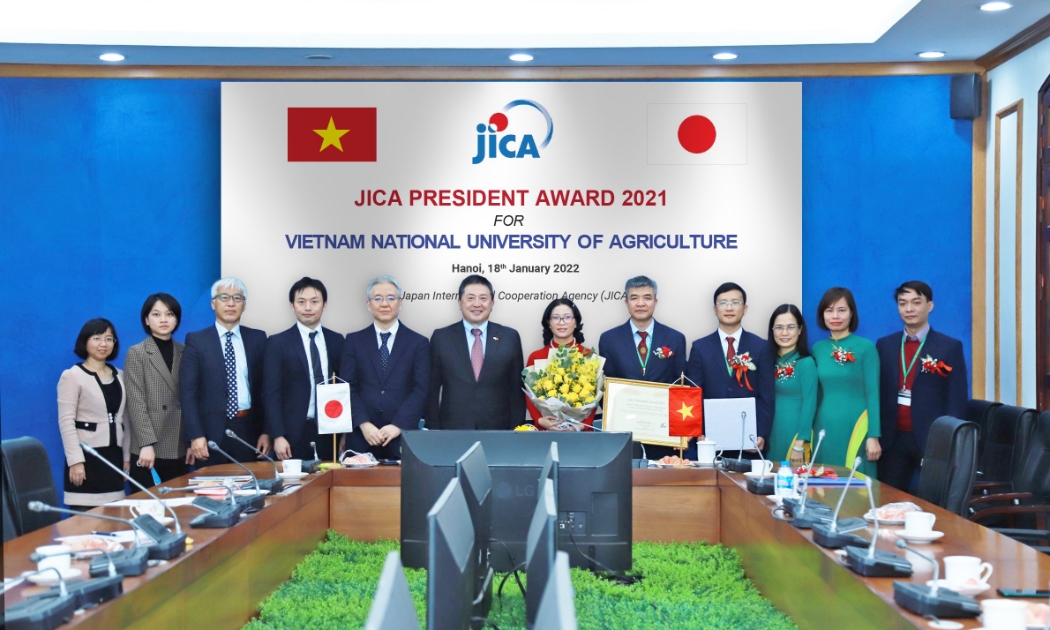 Các đại biểu của JICA Việt Nam trao giải thưởng cho Học viện Nông nghiệp Việt Nam nhằm ghi nhận những nỗ lực trong phát triển giống lúa tại Việt Nam.