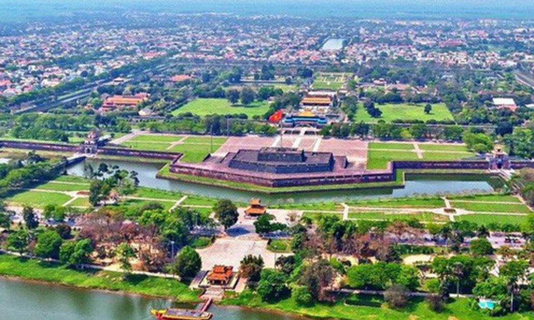 Kinh thành Huế vẫn còn lưu giữ lại được nhiều công trình kiến trúc lăng tẩm, cung điện có giá trị văn hóa nổi bật.