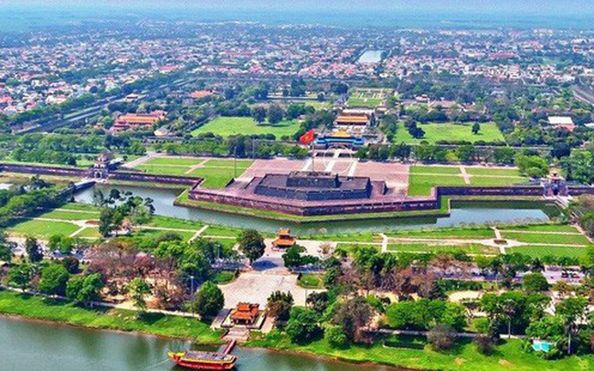 Kinh thành Huế vẫn còn lưu giữ lại được nhiều công trình kiến trúc lăng tẩm, cung điện có giá trị văn hóa nổi bật.