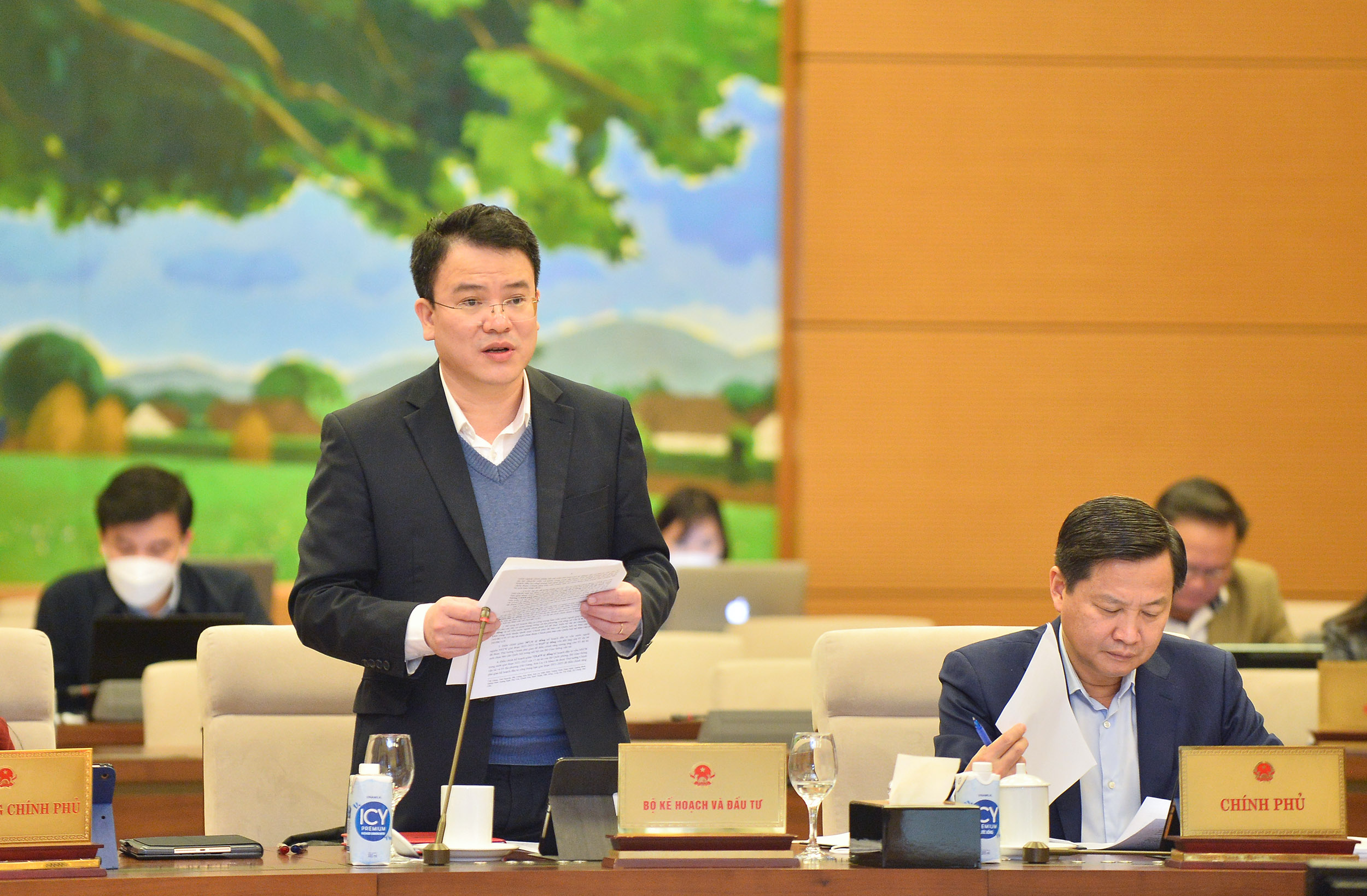 Thứ trưởng Bộ Kế hoạch và Đầu tư Trần Quốc Phương báo cáo tại phiên thảo luận sáng ngày 19/1 - Ảnh: Quochoi.vn