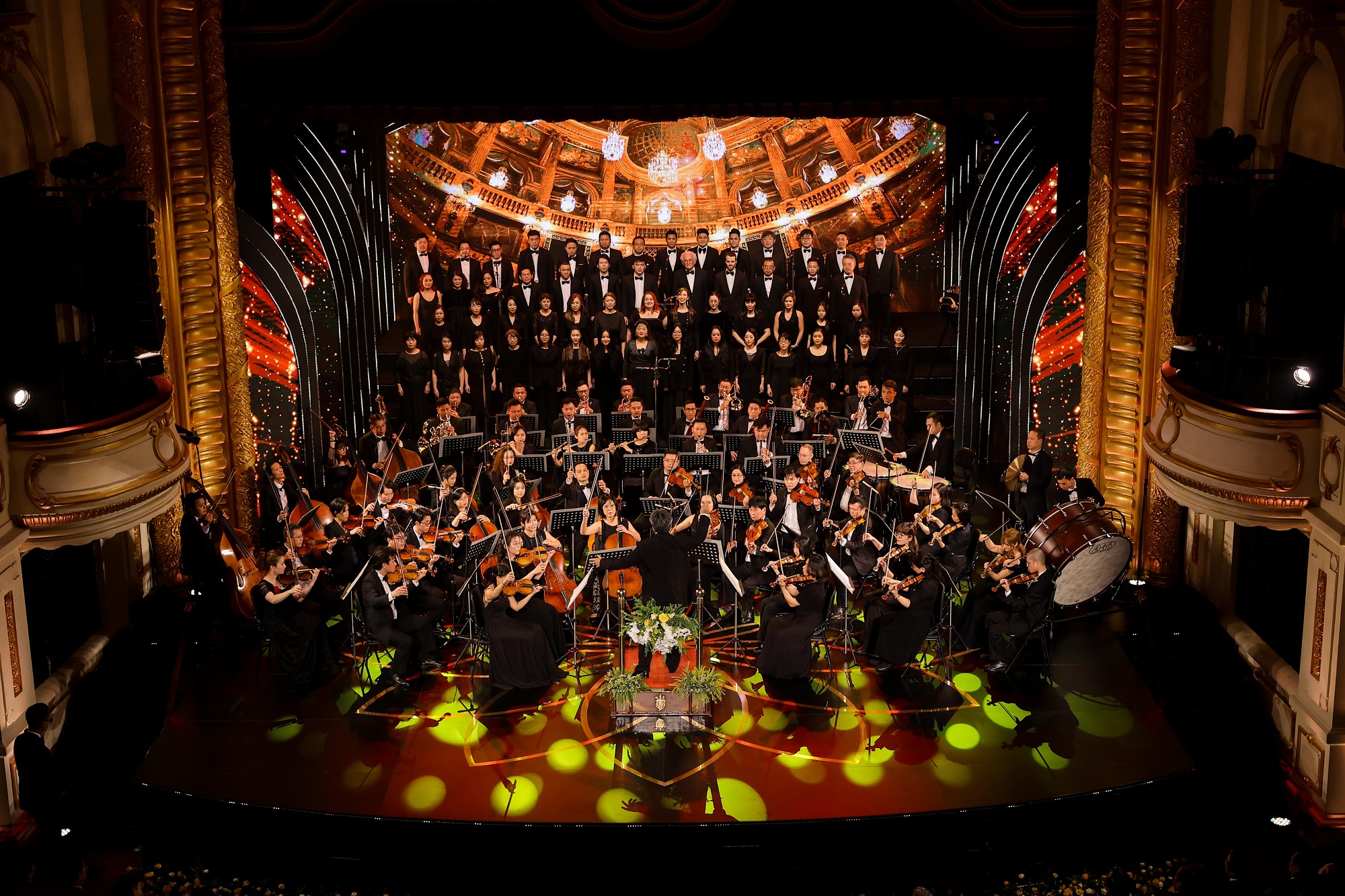 Bản giao hưởng số 9 Beethoven kết thúc chương trình.