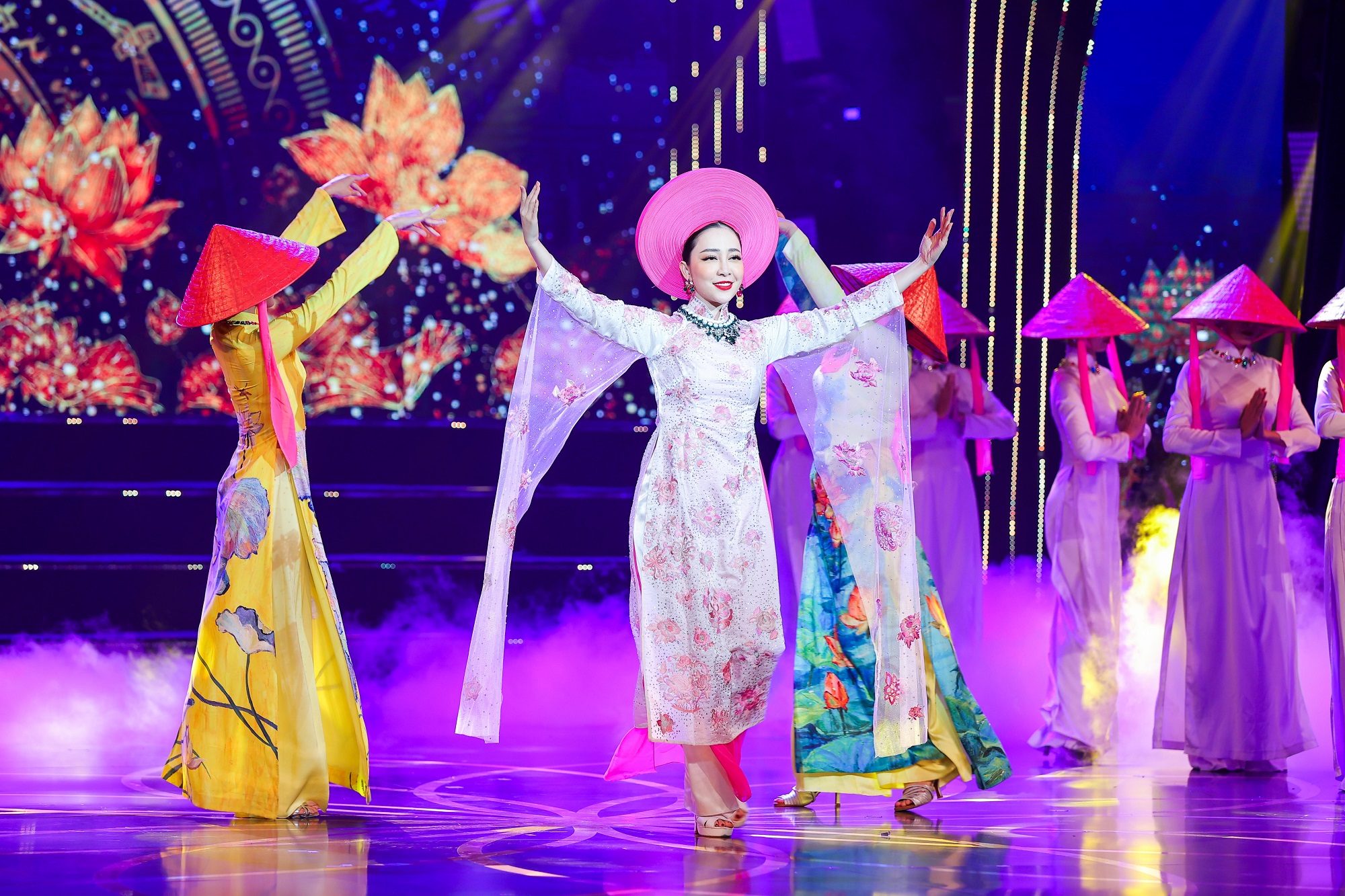 Nghệ sĩ m&uacute;a Linh Nga biểu diễn tại sự kiện.