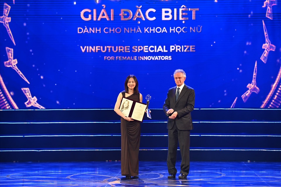 Giải đặc biệt dành cho nhà khoa học nữ xướng thuộc về GS Zhenan Bao - Ảnh: Lao động