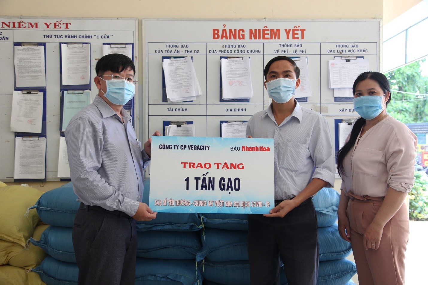 Đại diện Tập đoàn KDI Holdings trao tặng lương thực hỗ trợ tại địa phương có ca nhiễm Covid-19 ở thành phố Nha Trang và huyện Cam Lâm, Khánh Hòa.