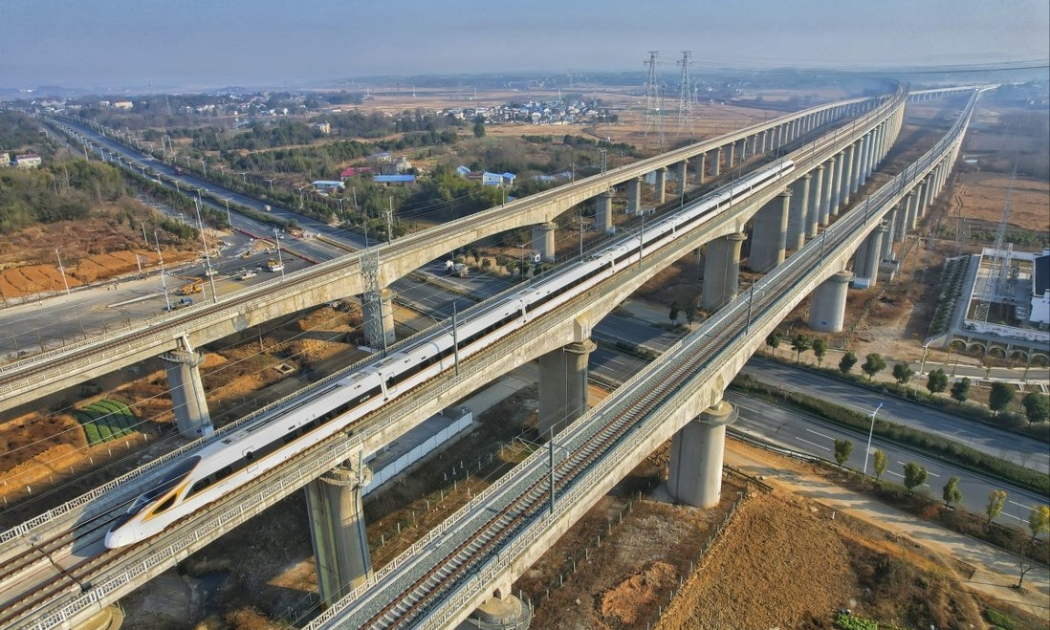 Trung Quốc, quốc gia có mạng lưới đường sắt cao tốc lớn nhất thế giới, sẽ nâng tổng chiều dài mạng lưới này lên 50.000 km vào năm 2025 - Ảnh: Xinhua