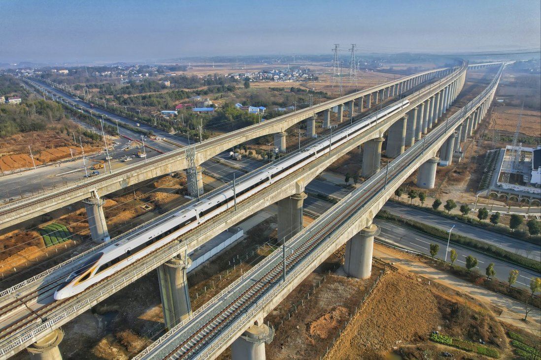 Trung Quốc, quốc gia có mạng lưới đường sắt cao tốc lớn nhất thế giới, sẽ nâng tổng chiều dài mạng lưới này lên 50.000 km vào năm 2025 - Ảnh: Xinhua