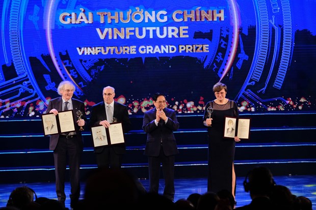 Thủ tướng trao giải thưởng chính trị giá 3 triệu USD cho 3 nhà khoa học Katalin Kariko, Drew Weissman và Pieter Cullis (Canada) - Ảnh: TTXVN