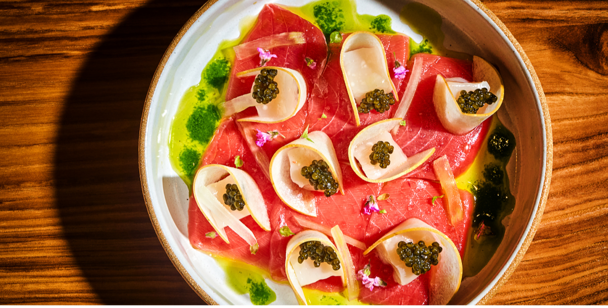 Flyfish Club phục vụ những m&oacute;n ăn hữu h&igrave;nh được chế biến bởi đầu bếp trứ danh.