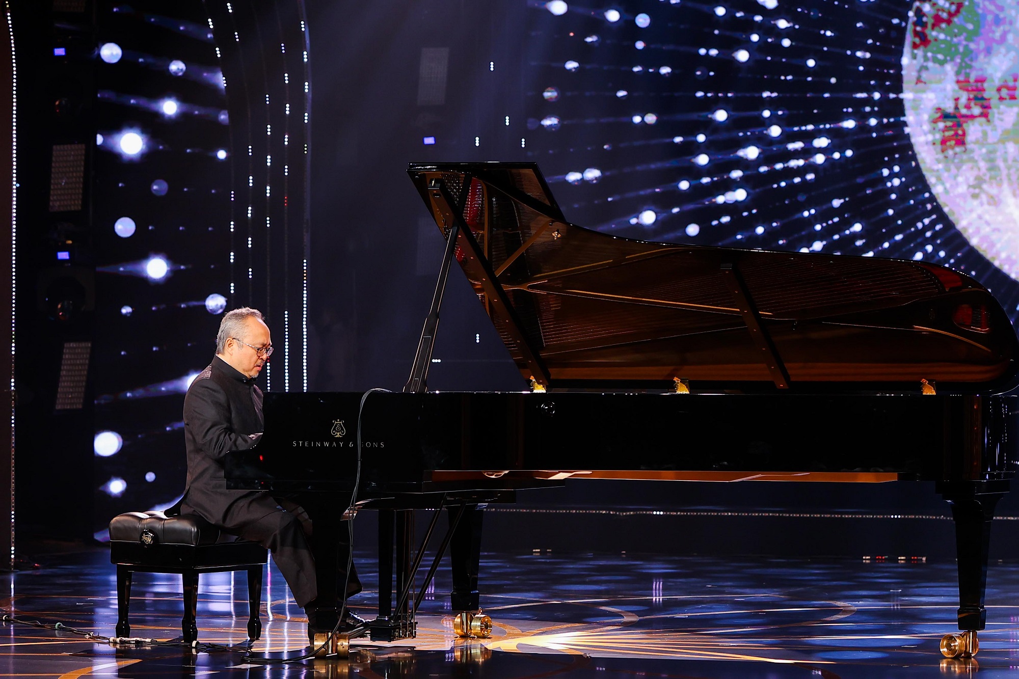 Nghệ sĩ Nh&acirc;n d&acirc;n Đặng Th&aacute;i Sơn biểu diễn tại sự kiện.