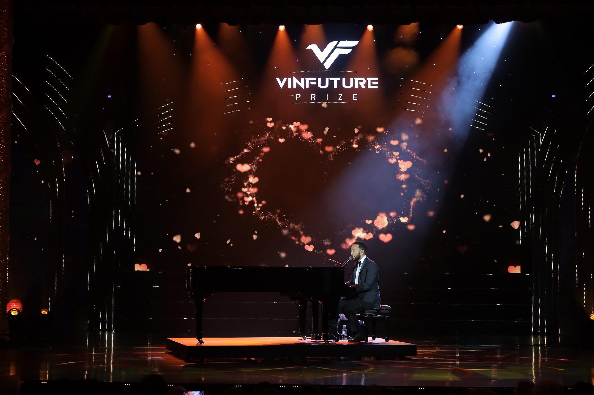 Ca sĩ John Legend biểu diễn tại sự kiện.