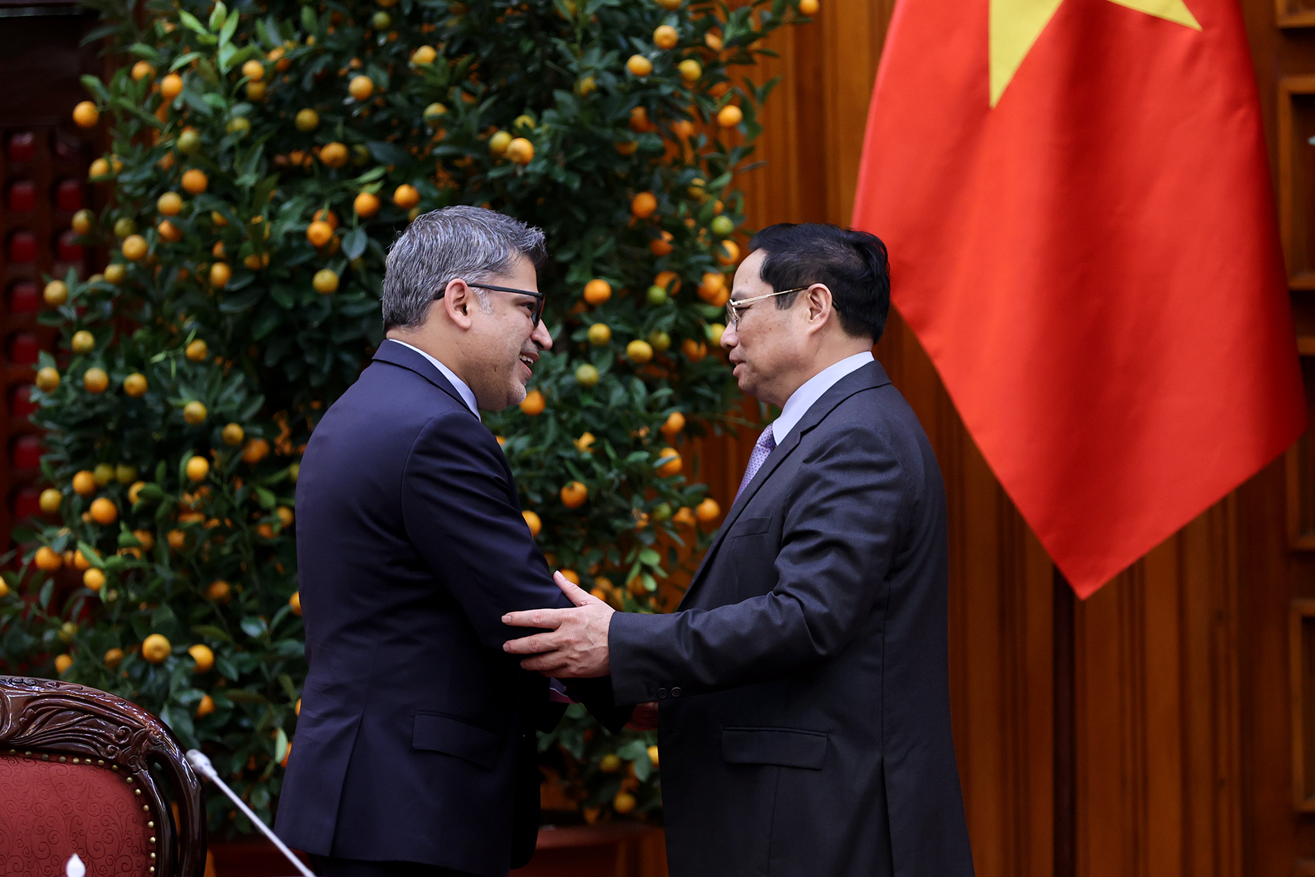 Thủ tướng Ch&iacute;nh phủ Phạm Minh Ch&iacute;nh v&agrave; Chủ tịch ki&ecirc;m Tổng Gi&aacute;m đốc C&ocirc;ng ty AstraZeneca Việt Nam v&agrave; c&aacute;c thị trường ch&acirc;u &Aacute; mới nổi, &ocirc;ng Nitin Kapoor - Ảnh: VGP