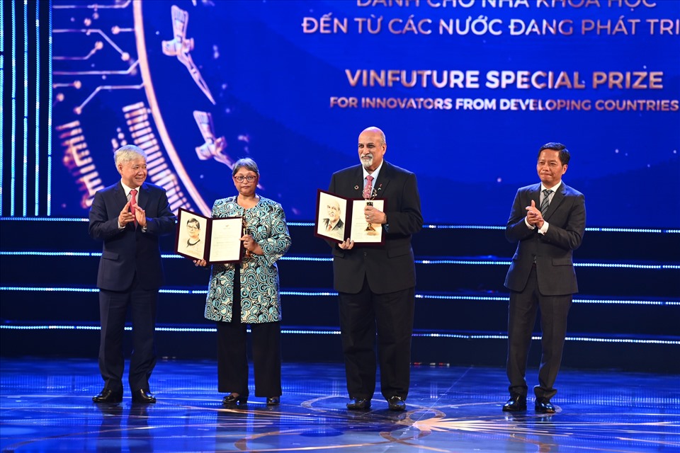 Vợ chồng GS Quarraisha Abdool Karim và GS Salim Abdool Karim nhận giải Giải đặc biệt dành cho nhà khoa học từ các nước đang phát triển - Ảnh: Lao động.