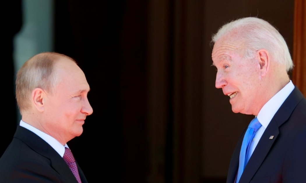 Tổng thống Nga Vladimir Putin (trái) và Tổng thống Mỹ Joe Biden trong cuộc gặp thượng đỉnh ở Geneva, Thuỵ Sỹ, tháng 6/2021 - Ảnh: Reuters.