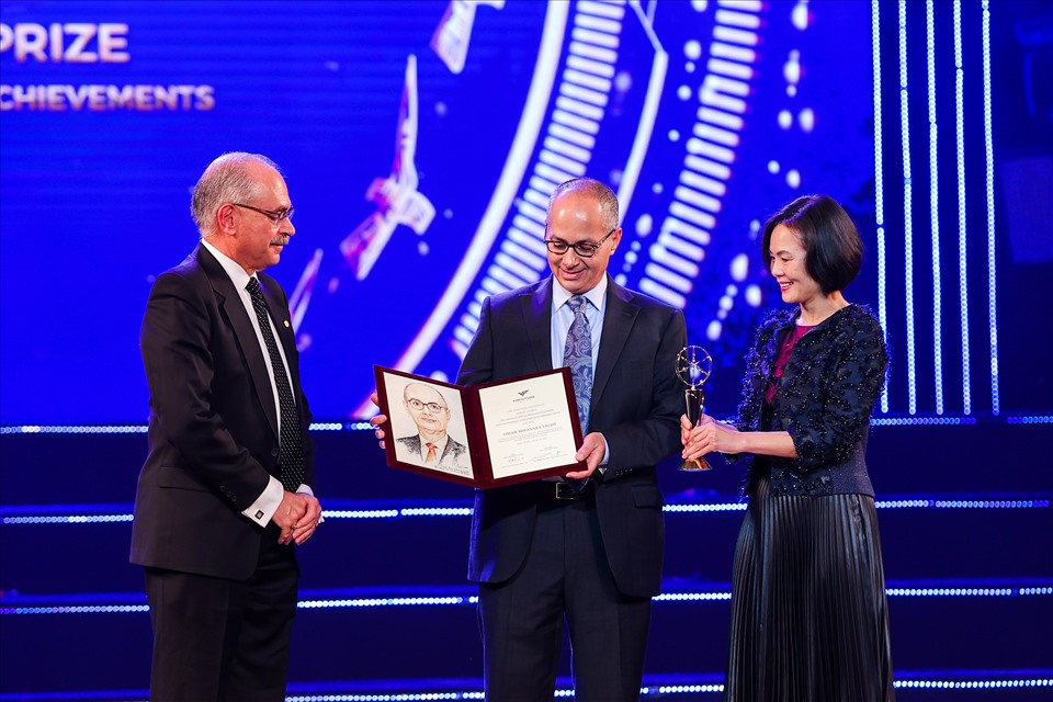 GS. TS. Omar M.Yaghi nhận giải đặc biệt cho nhà khoa học nghiên cứu các lĩnh vực mới - Ảnh: Lao động