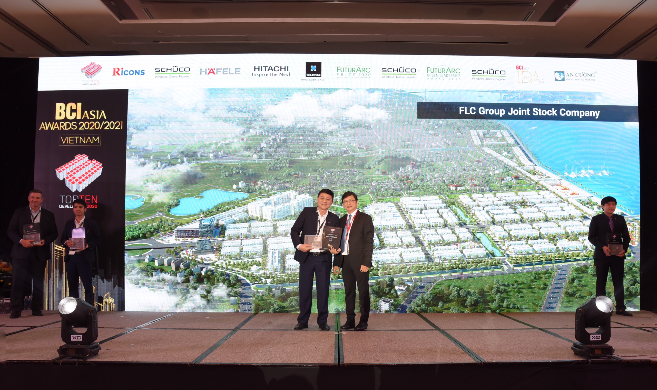 Ông Ngô Văn Thu, Giám đốc Chi nhánh Tập đoàn FLC tại Tp.HCM nhận giải.