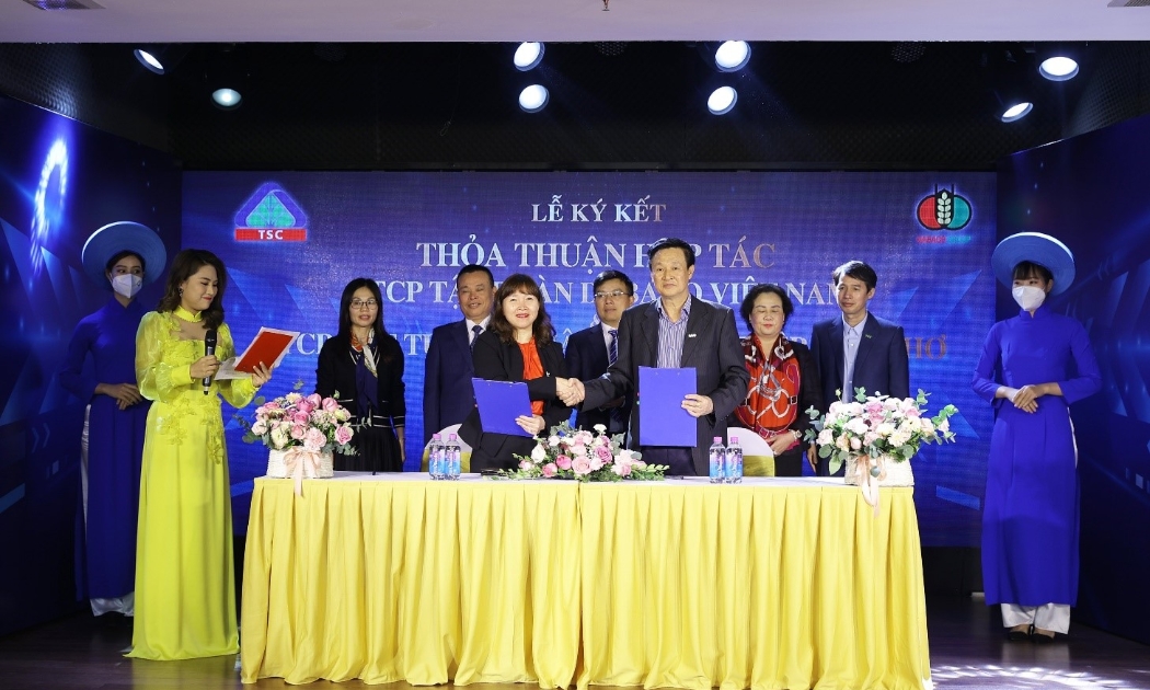 Bà Nguyễn Thị Minh Nguyệt - Chủ tịch Hội đồng Quản trị của TSC và ông Nguyễn Khắc Thảo - Phó Chủ tịch Hội đồng Quản trị, Tổng giám đốc Dabaco ký thỏa thuận hợp tác ngày 20/1 tại Hà Nội.