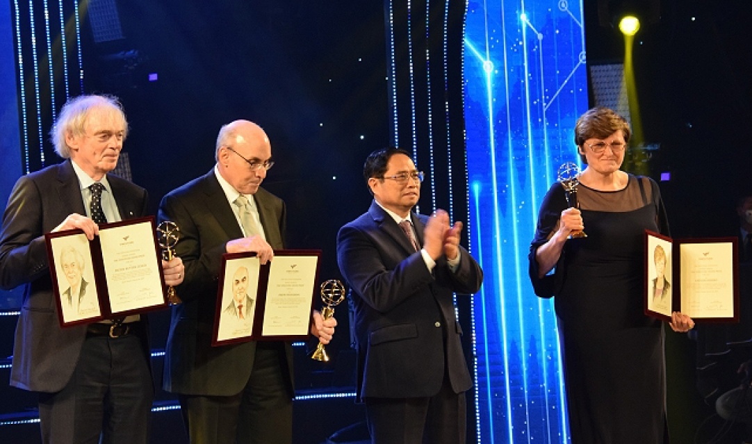 Giải thưởng cao nhất trị giá 3 triệu USD được trao cho 3 nhà khoa học Katalin Kariko, Drew Weissman (Mỹ) và Pieter Cullis (Canada) - Ảnh: VOV