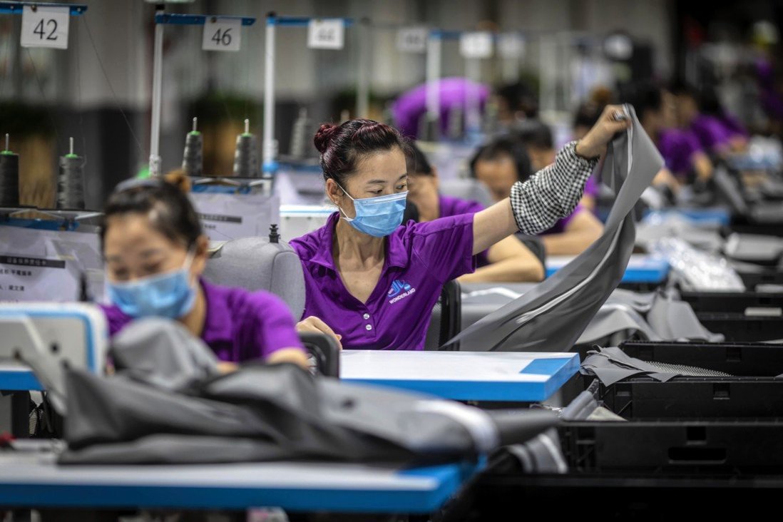 Để giữ công nhân, nhiều doanh nghiệp còn tổ chức xe đưa đón và áp dụng mức thưởng đối với lao động trở lại làm việc đúng ngày.
