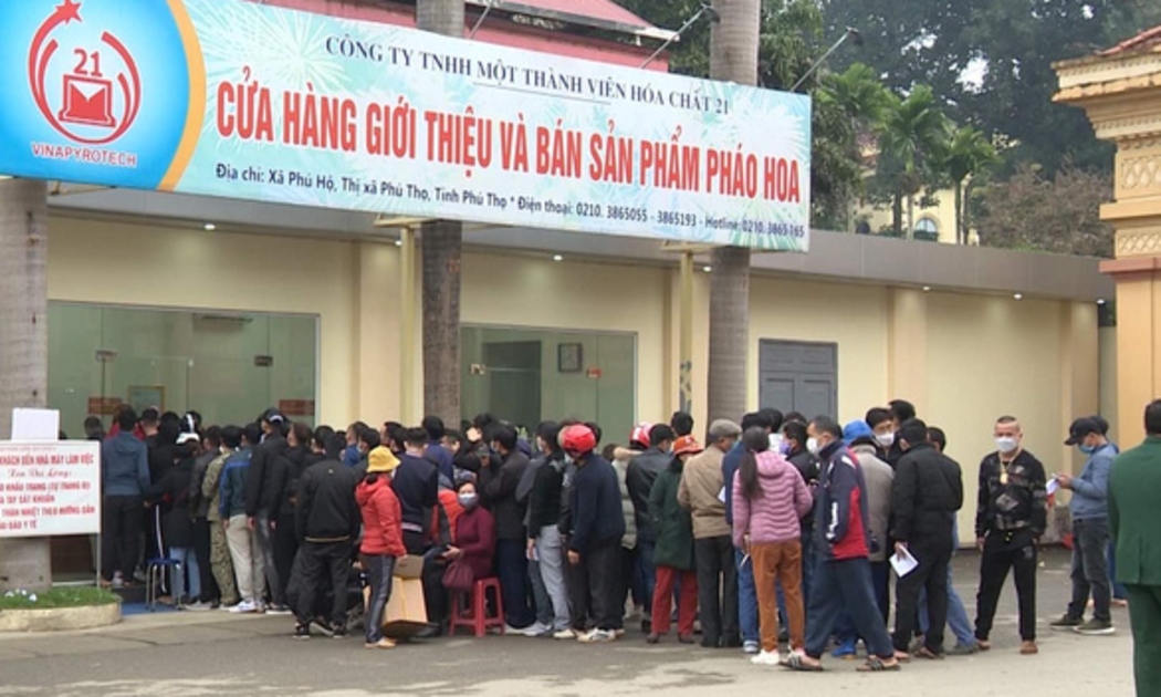 Người dân xếp hàng mua pháo hoa của Z121