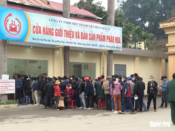 Người dân xếp hàng mua pháo hoa của Z121