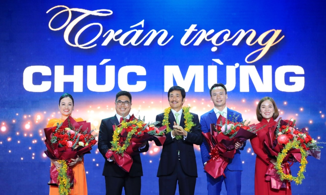 Ban lãnh đạo mới Novaland nhận hoa từ ông Bùi Thành Nhơn.
