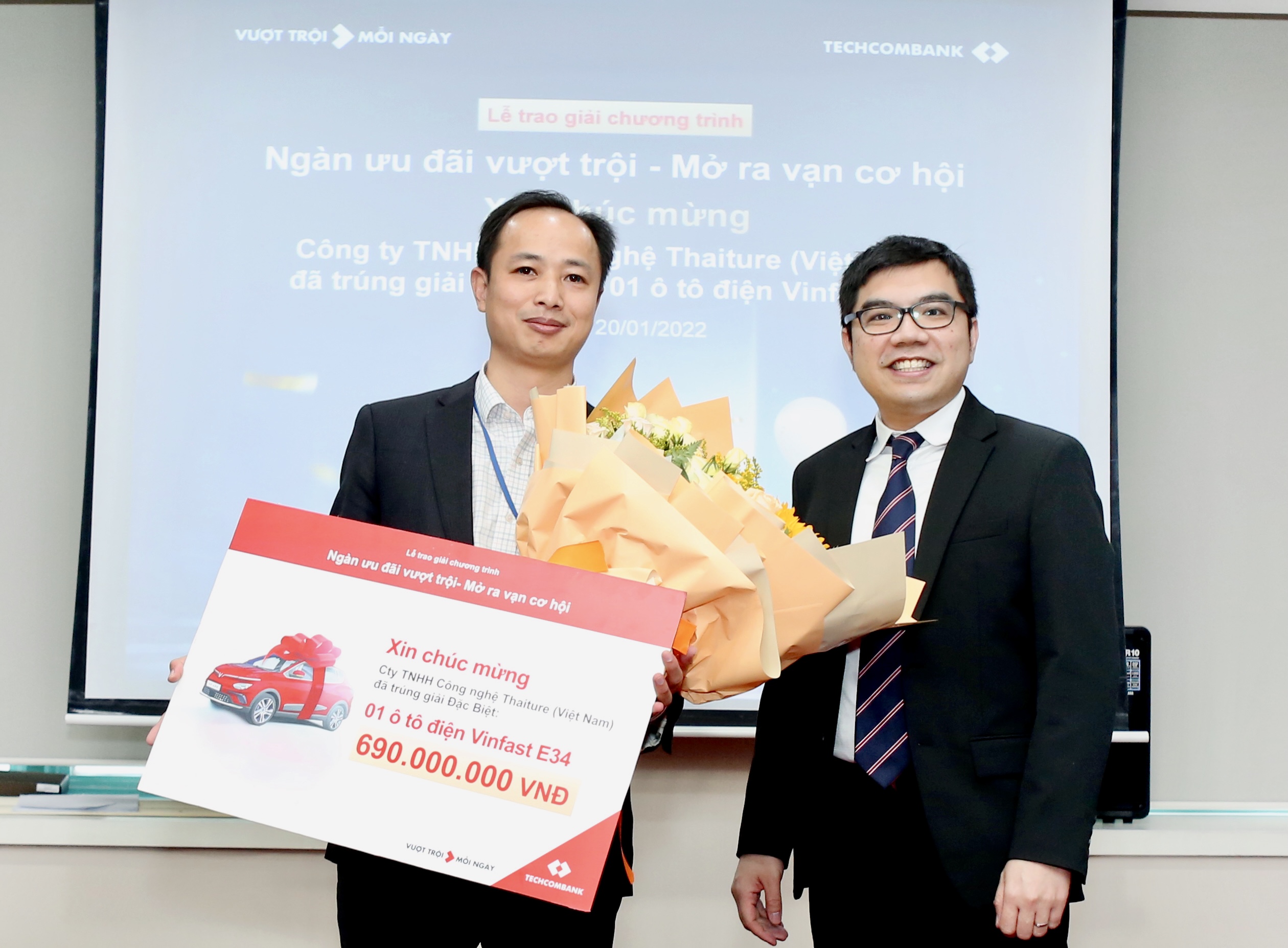 Đại diện Techcombank trao giải đặc biệt 1 ô tô điện Vinfast cho Công ty TNHH Công nghệ Thaiture.