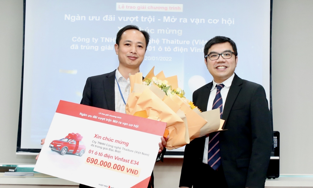 Đại diện Techcombank trao giải đặc biệt 1 ô tô điện Vinfast cho Công ty TNHH Công nghệ Thaiture.
