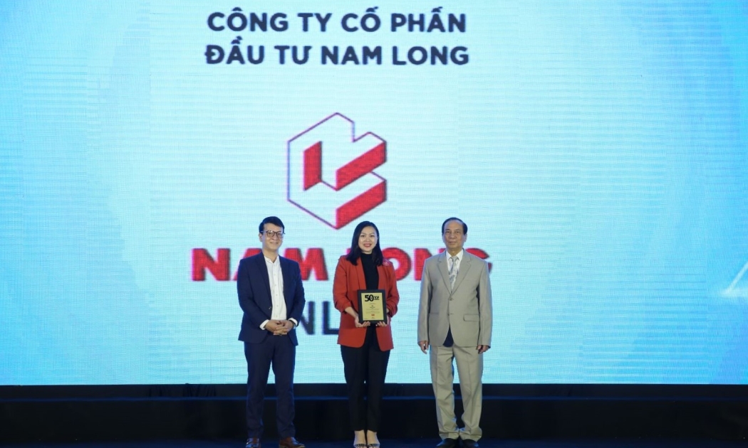 Bà Nguyễn Thị Thanh Thảo - Phó Giám đốc Tài Chính Tập đoàn Nam Long nhận giải thưởng từ Ban tổ chức.