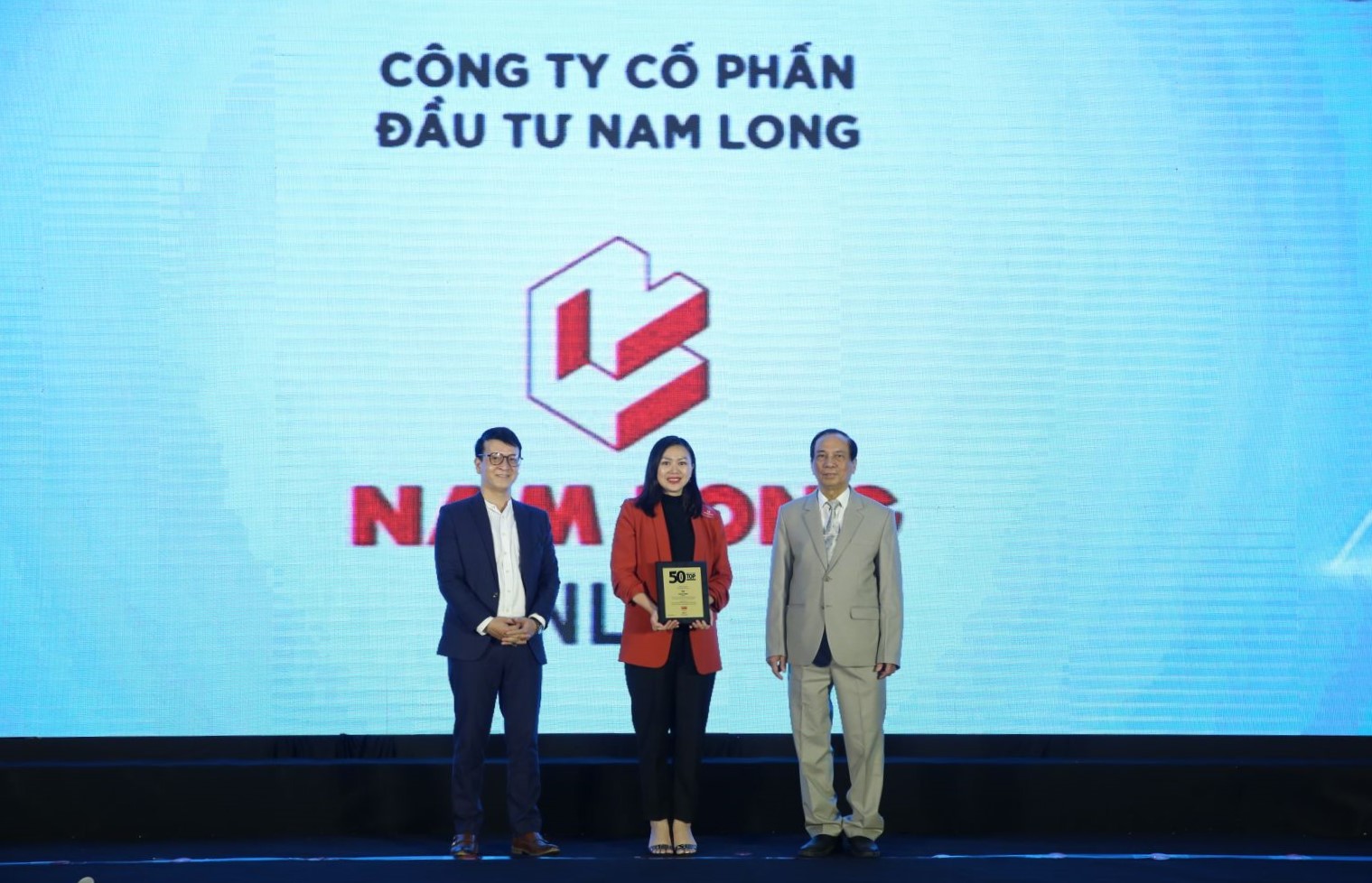 Bà Nguyễn Thị Thanh Thảo - Phó Giám đốc Tài Chính Tập đoàn Nam Long nhận giải thưởng từ Ban tổ chức.