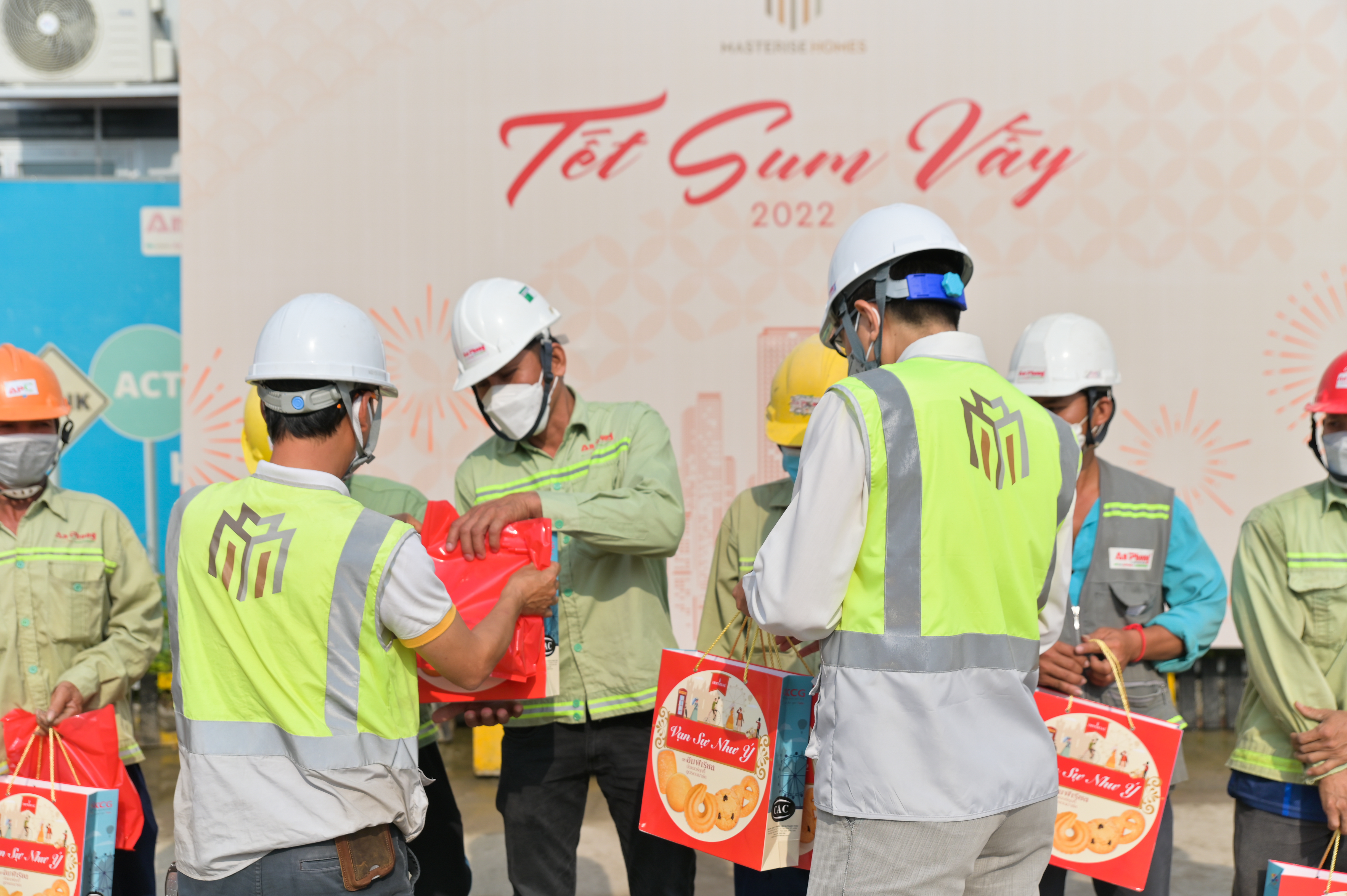 Tết sum vầy là chương trình thường niên, mong muốn san sẻ một năm mới đủ đầy với công nhân làm việc tại các dự án do Masterise Homes phát triển.