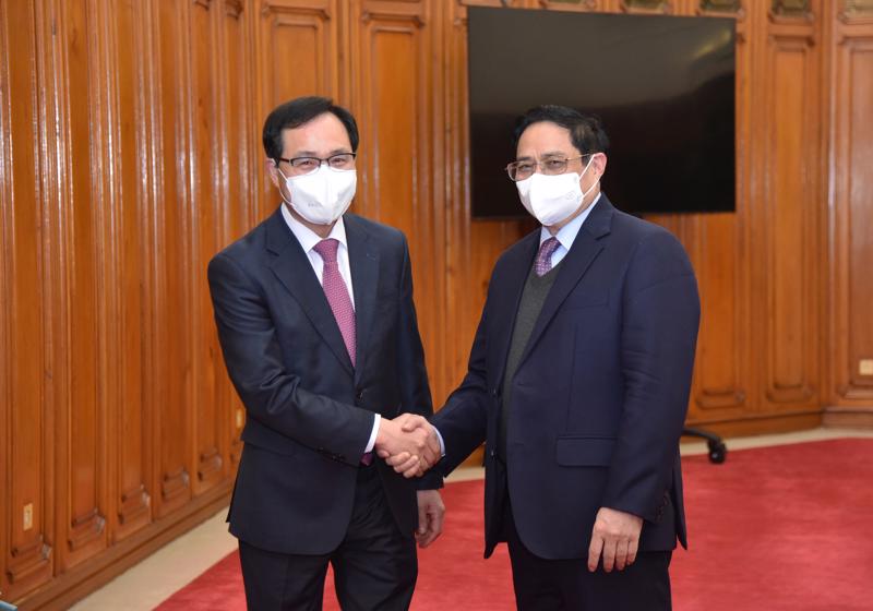 Prime Minister Pham Minh Chinh and Mr. Choi Joo Ho, President of the Samsung Vietnam Complex.