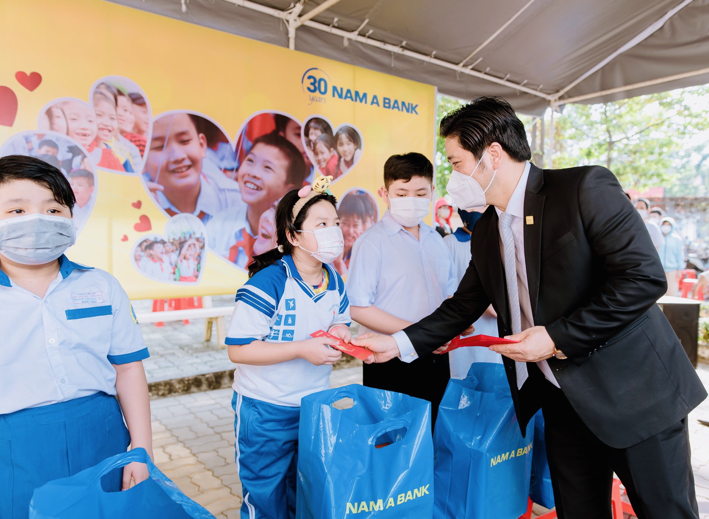 Ông Trần Khải Hoàn - Phó Tổng giám đốc thường trực Nam A Bank gửi quà đến các em nhỏ có hoàn cảnh khó khăn.