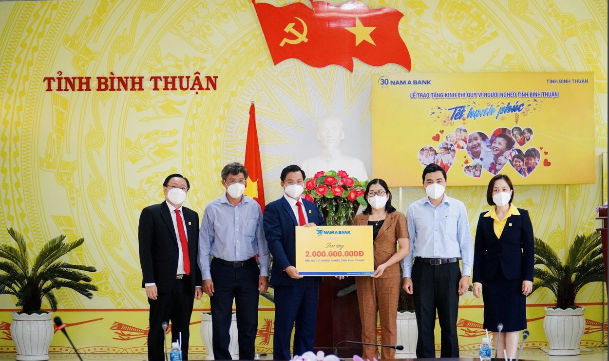 Nam A Bank trao tặng Quỹ vì người nghèo tỉnh Bình Thuận 2 tỷ đồng.