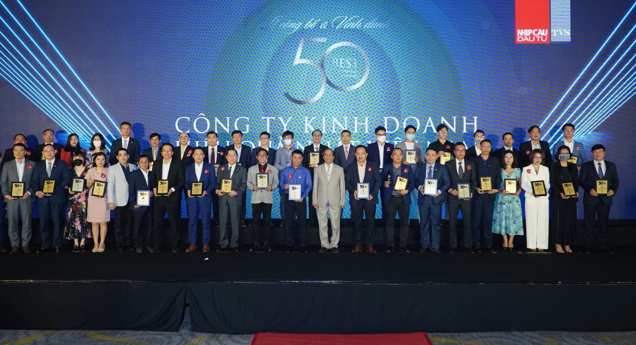 Nam Long cùng đại diện các công ty có mặt trong top 50 công ty kinh doanh hiệu quả nhất Việt Nam 2021.