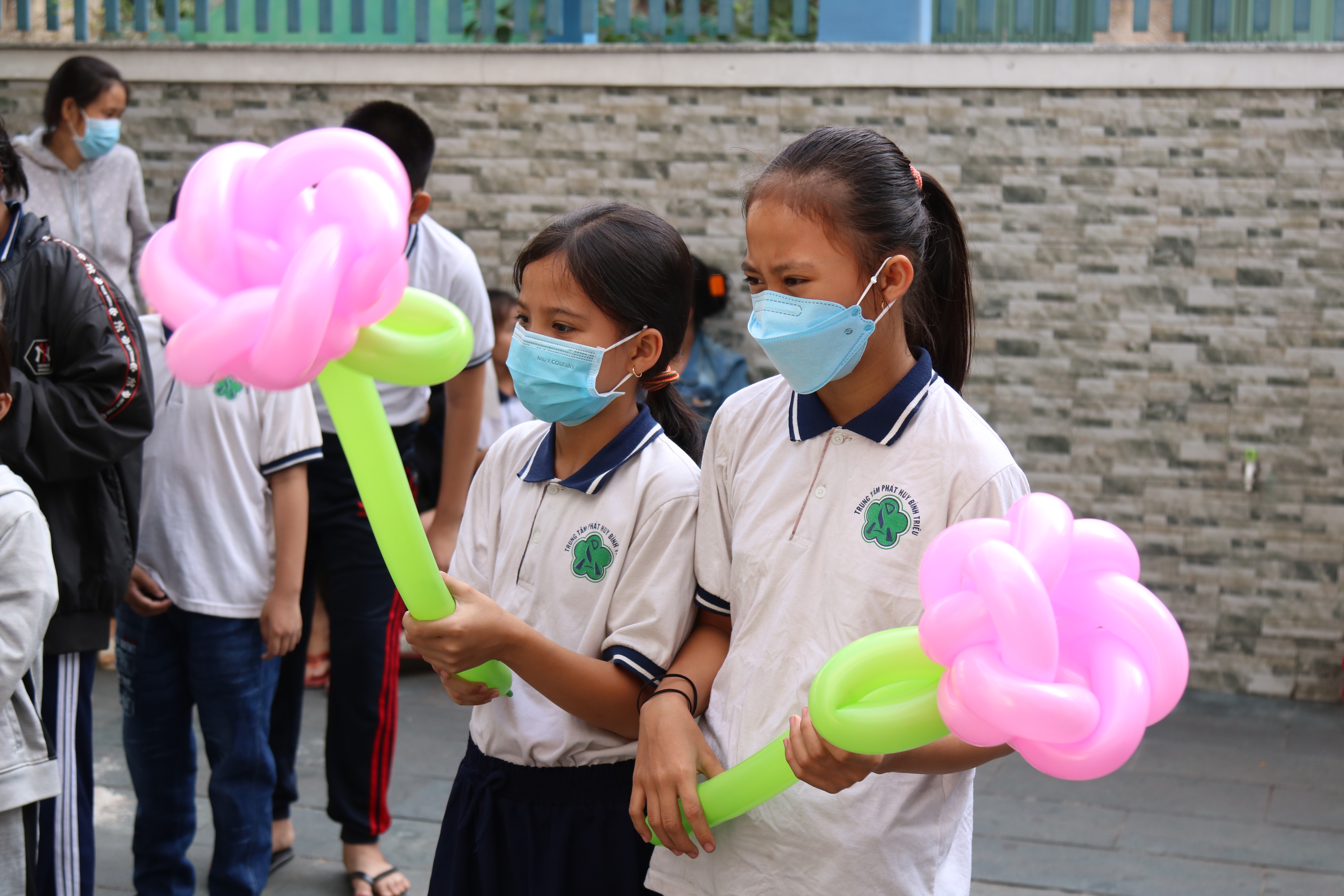 B&ecirc;n cạnh qu&agrave; tặng hiện vật, chương tr&igrave;nh cũng ch&uacute; trọng hoạt động gắn kết để mang kh&ocirc;ng kh&iacute; Xu&acirc;n đến c&aacute;c em nhỏ.