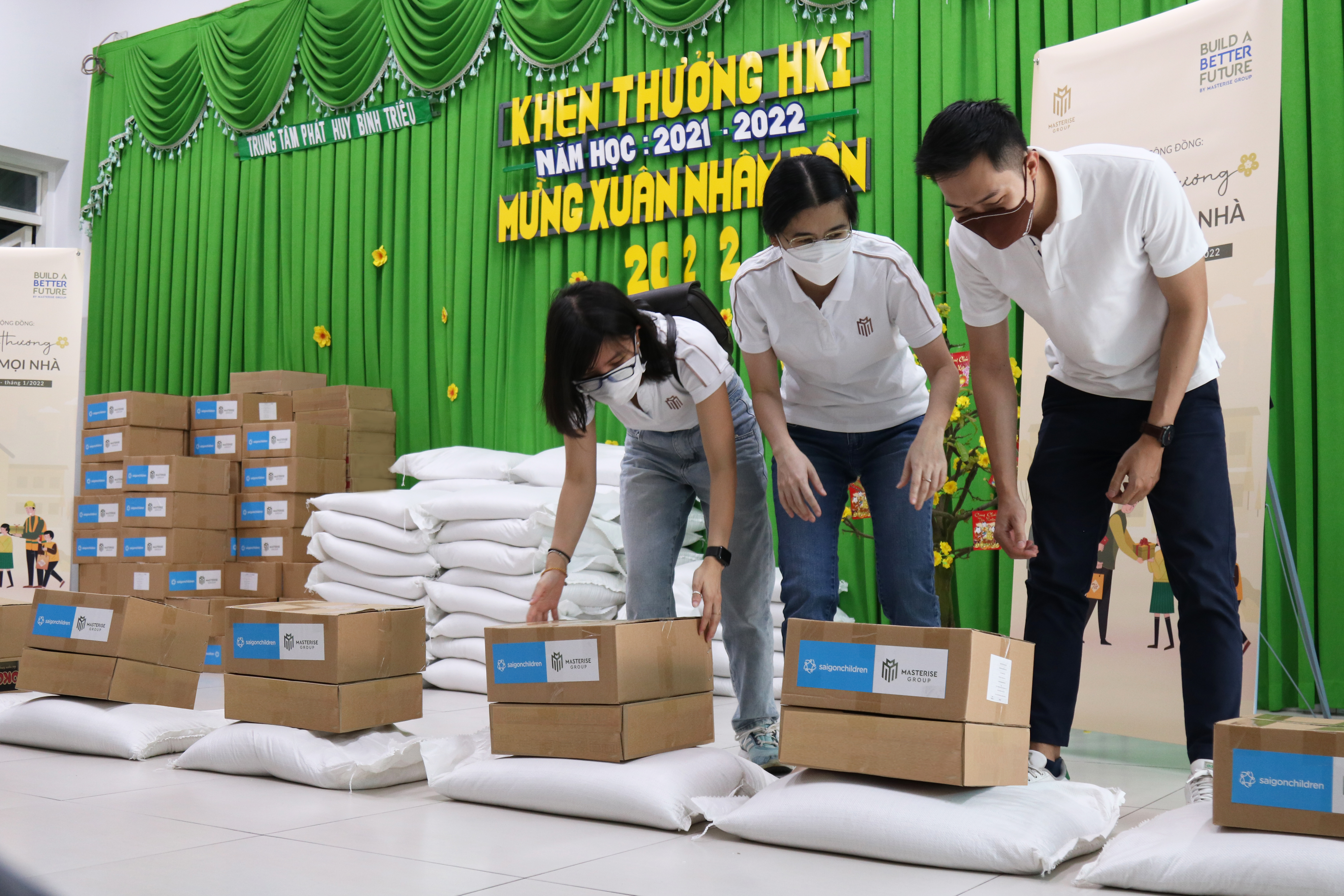 Đại diện Masterise Group cùng các đoàn thể trao tặng gạo và nhiều thực phẩm Tết đến cộng đồng trong chương trình.