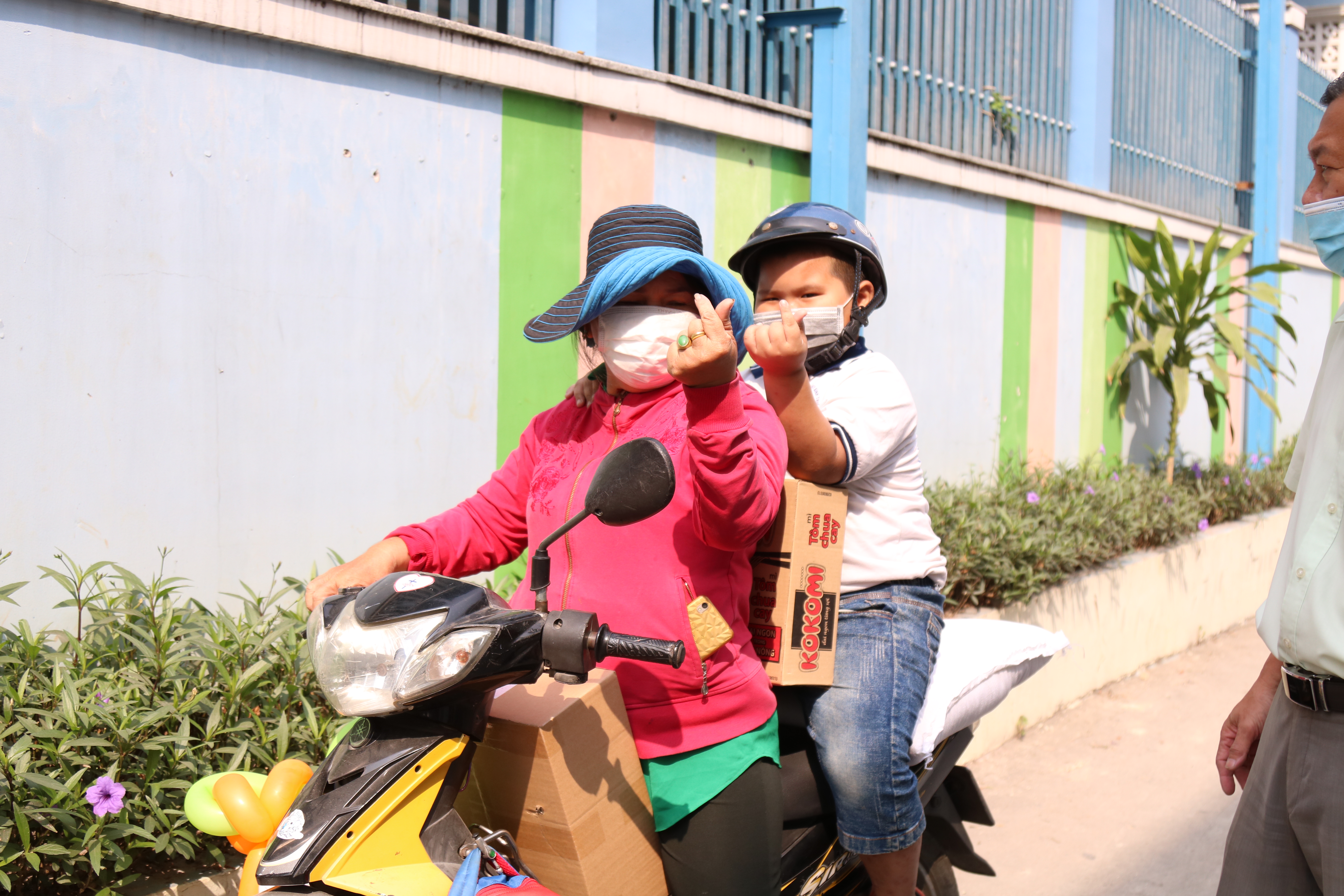 Bé Phi An (6 tuổi) và bà nội Nguyễn Thị Giàu (61 tuổi) có mặt từ rất sớm để đợi nhận quà.