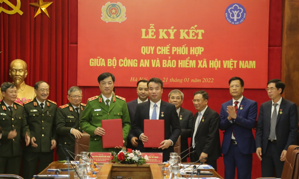 Thứ trưởng Nguyễn Duy Ngọc và Tổng Giám đốc Nguyễn Thế Mạnh ký kết Quy chế phối hợp giữa Bộ Công an và BHXH Việt Nam.