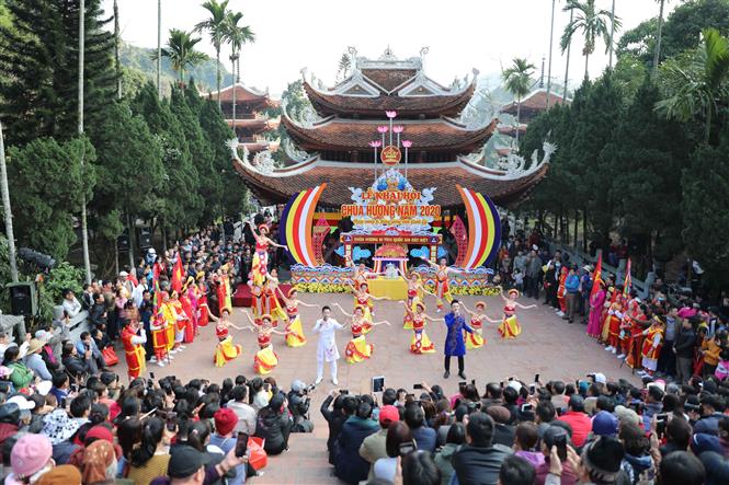 Lễ hội Tết Nguyên đán 2022 là dịp đón chào năm mới tại Việt Nam, với những hình ảnh đẹp mắt, nhộn nhịp, vui tươi và ý nghĩa. Nơi đây là nơi tập trung của rất nhiều hoạt động vui chơi của người Việt, chắc chắn sẽ đem lại sự thư giãn và hào hứng.