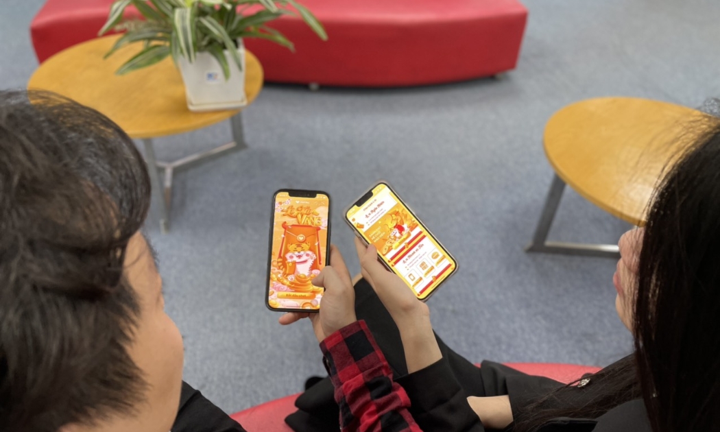 Người thân trong Tết này sẽ có cơ hội rước vàng về nhà với cơ cấu giải thưởng tới 10 cây vàng 9999 cùng hàng ngàn Lì xì tài lộc hấp dẫn khác qua VNPT Mobile Money.
