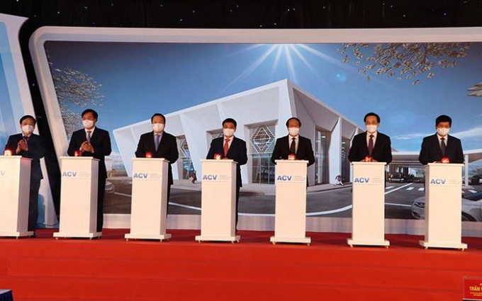 Phó Thủ tướng Lê Văn Thành cùng các đại biểu ấn nút khởi công dự án.