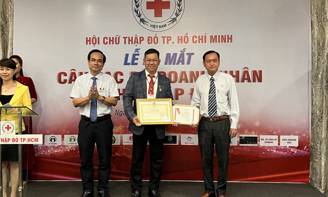 Ông Nguyễn Hoàng Hiệp (đứng giữa) nhận quyết định thành lập Câu lạc bộ Doanh nhân Chữ thập đỏ TP.HCM và quyết định Chủ nhiệm Câu lạc bộ từ ông Trần Trường Sơn, Chủ tịch Hội Chữ thập đỏ TP.HCM (ngoài cùng bên phải) ngày 21/1/2022.