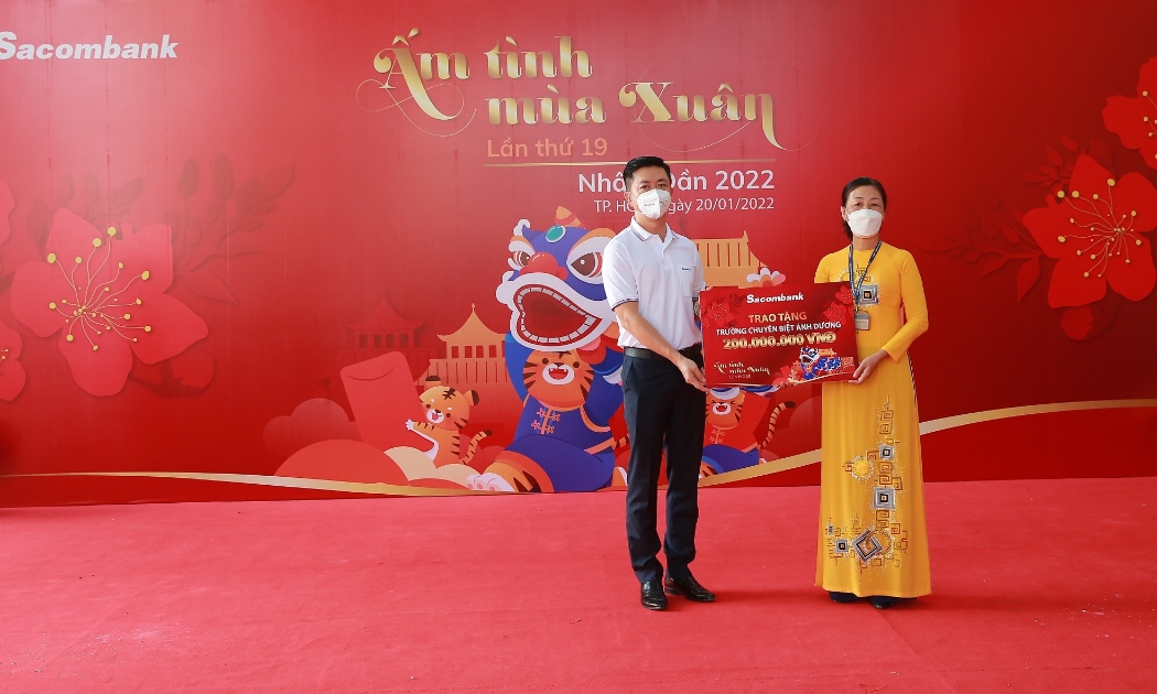 Ông Nguyễn Minh Tâm - Phó Tổng giám đốc Sacombank trao tặng quà cho trường chuyên biệt Ánh Dương - quận 12.