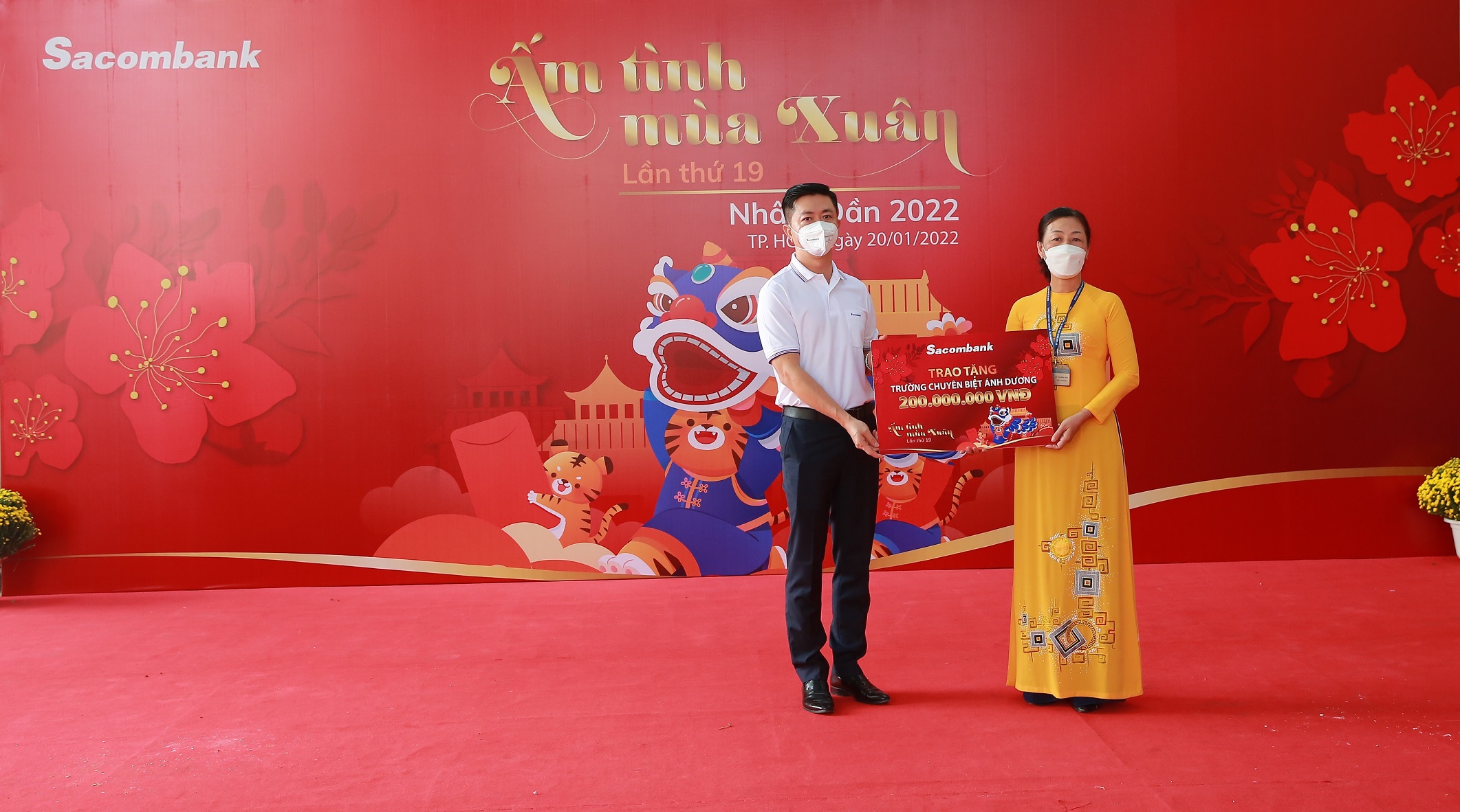 Ông Nguyễn Minh Tâm - Phó Tổng giám đốc Sacombank trao tặng quà cho trường chuyên biệt Ánh Dương - quận 12.